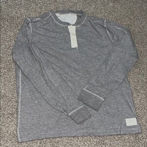 Men’s gray long sleeve